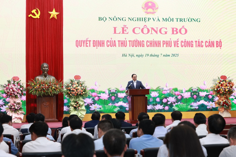 Thủ tướng Chính phủ Phạm Minh Chính dự lễ công bố, trao quyết định điều động đồng chí Trần Đức Thắng về công tác tại Bộ Nông nghiệp và Môi trường, giao quyền Bộ trưởng Bộ Nông nghiệp và Môi trường - Ảnh: VGP/Nhật Bắc Thủ tướng Chính phủ Phạm Minh Chính dự lễ công bố, trao quyết định điều động đồng chí Trần Đức Thắng về công tác tại Bộ Nông nghiệp và Môi trường, giao quyền Bộ trưởng Bộ Nông nghiệp và Môi trường - Ảnh: VGP/Nhật Bắc