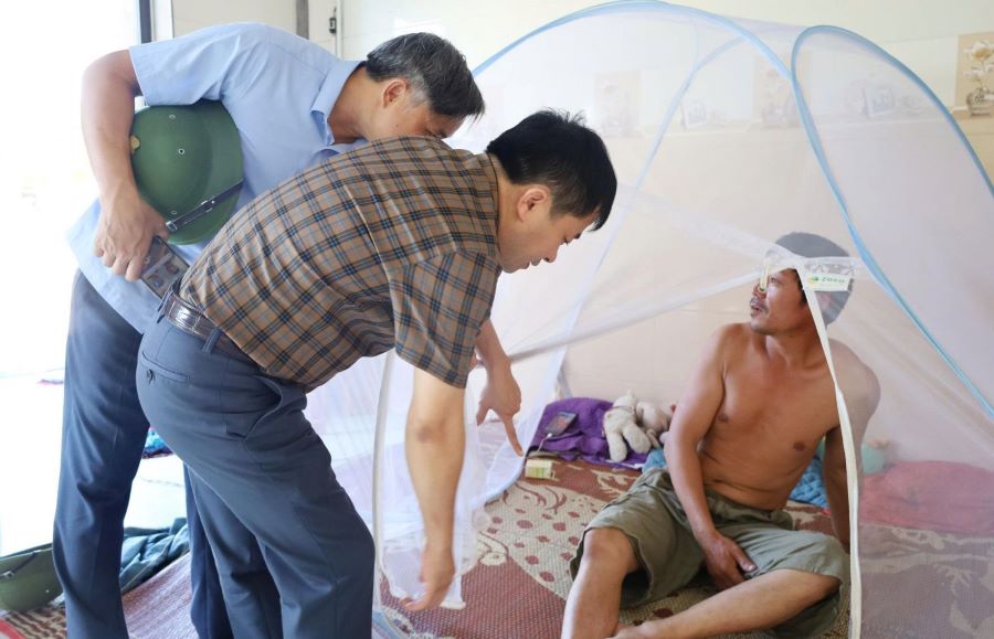 Lãnh đạo CDC Hà Tĩnh kiểm tra sức khỏe bệnh nhân. Lãnh đạo CDC Hà Tĩnh kiểm tra sức khỏe bệnh nhân.