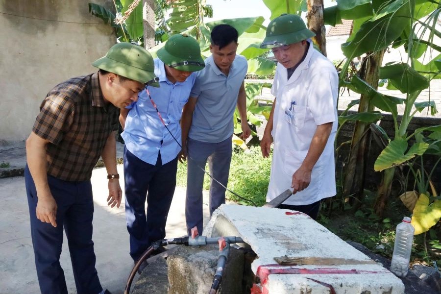 Lãnh đạo CDC Hà Tĩnh kiểm tra công tác phòng chống dịch sốt xuất huyết tại phường Sông Trí. Lãnh đạo CDC Hà Tĩnh kiểm tra công tác phòng chống dịch sốt xuất huyết tại phường Sông Trí.