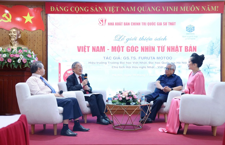 Giáo sư, Tiến sĩ Nhật Bản Furuta Motoo giao lưu cùng các độc giả.