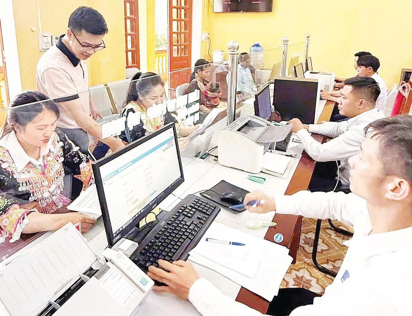 Đồng bào H’Mông xã Trạm Tấu (tỉnh Lào Cai) được công chức trẻ hướng dẫn làm thủ tục hành chính công. (Ảnh: THANH SƠN) Đồng bào H’Mông xã Trạm Tấu (tỉnh Lào Cai) được công chức trẻ hướng dẫn làm thủ tục hành chính công. (Ảnh: THANH SƠN)