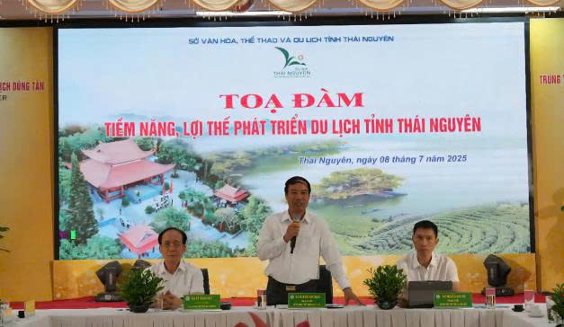 Đồng chí Nguyễn Văn Ngọc, Phó Giám đốc Sở Văn hóa, Thể thao và Du lịch chủ trì tọa đàm