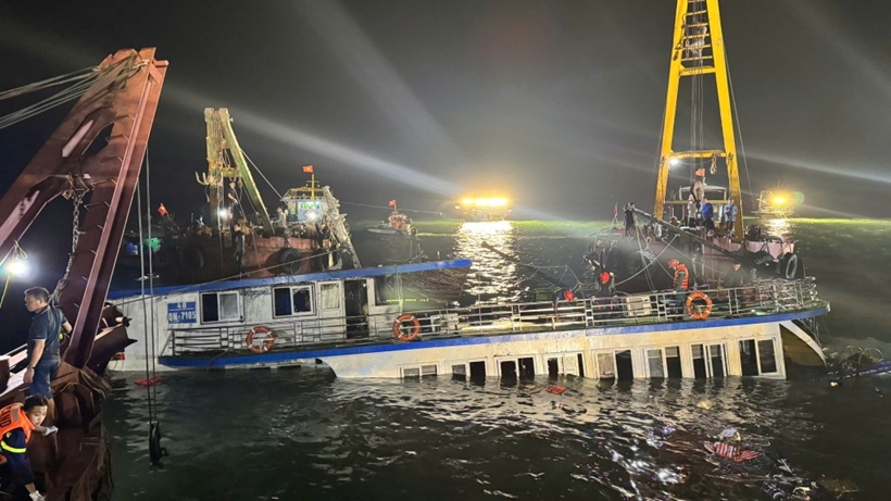 Tàu QN-7105 đã được lật lại, chia thành 25 mũi để tìm kiếm các nạn nhân xấu số còn lại
