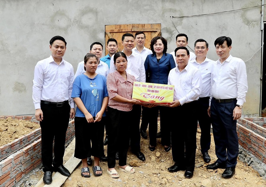 Cán bộ, người lao động Agribank ủng hộ 1 ngày lương chung tay xóa nhà tạm, nhà dột nát