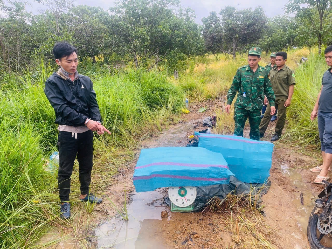 Lực lượng Bộ đội Biên phòng tỉnh Gia Lai vừa kiểm tra, bắt giữ số lượng lớn pháo nổ