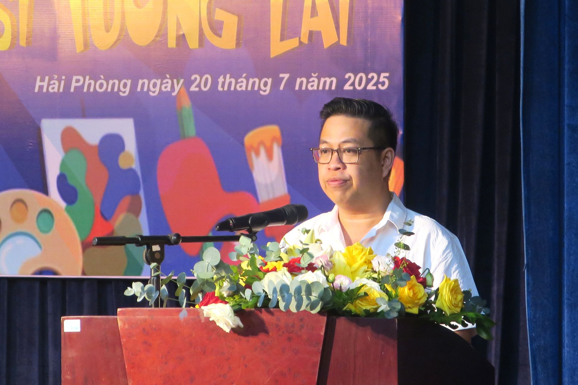 Thầy Nguyễn Thái Sơn, Phó Hiệu trưởng Trường Trung cấp Văn hóa Nghệ thuật & Du lịch Hải Phòng phát biểu khai mạc Thầy Nguyễn Thái Sơn, Phó Hiệu trưởng Trường Trung cấp Văn hóa Nghệ thuật & Du lịch Hải Phòng phát biểu khai mạc