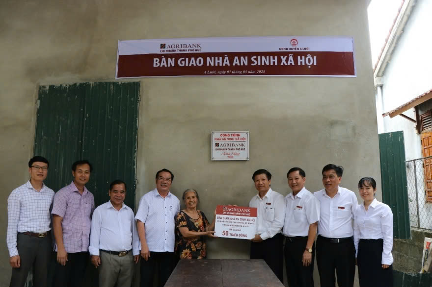 Lãnh đạo Agribank Thành phố Huế bàn giao nhà cho hộ dân từ chương trình an sinh xã hội do Agribank tài trợ