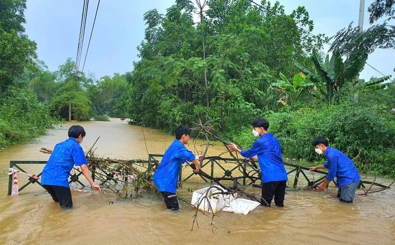Đoàn viên thanh niên tham gia công tác ứng phó với thiên tai. (Ảnh tư liệu) Đoàn viên thanh niên tham gia công tác ứng phó với thiên tai. (Ảnh tư liệu)