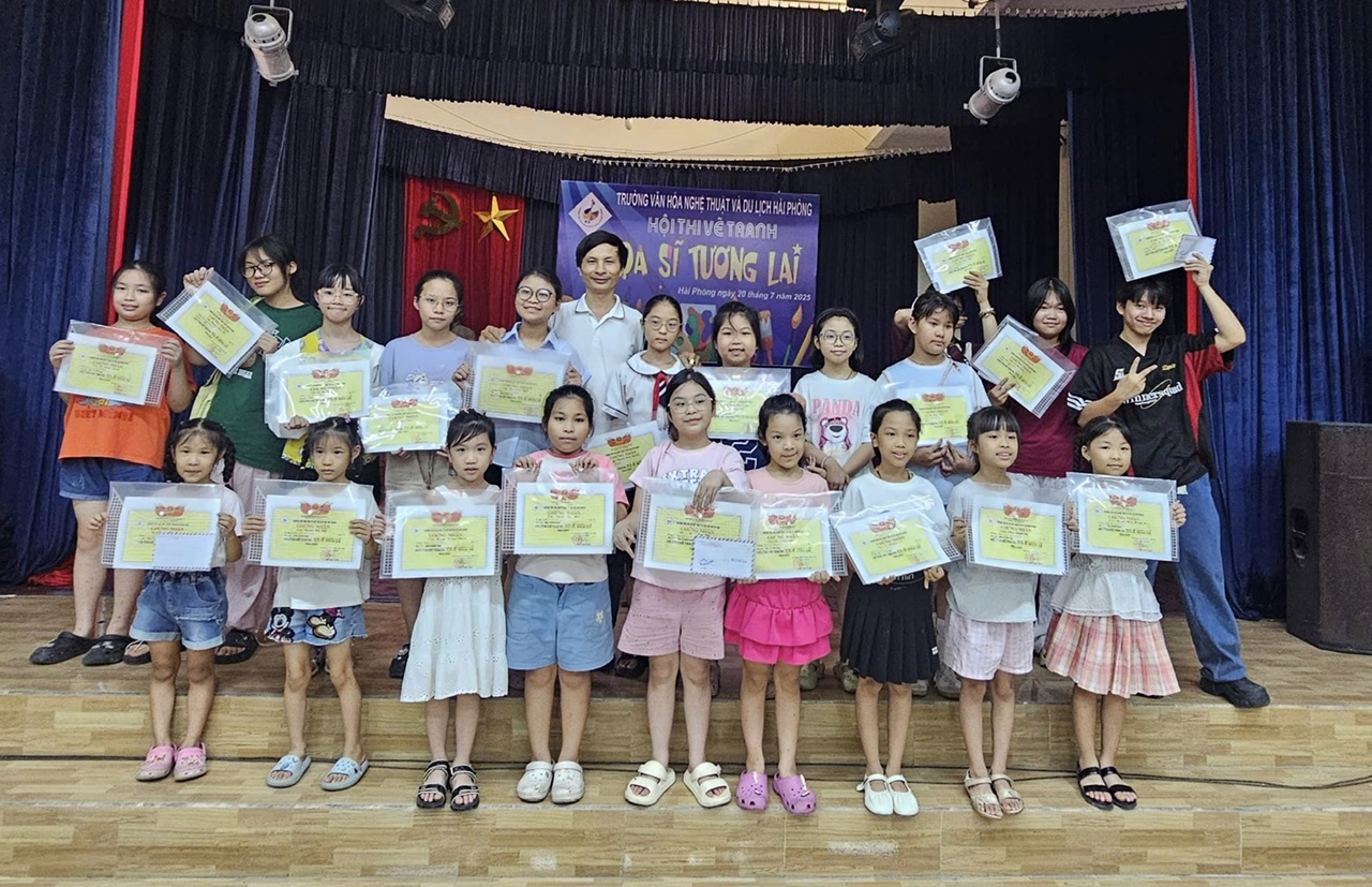 Thầy và trò Trung tâm mĩ thuật Văn Thuận chụp ảnh lưu niệm sau hội thi Thầy và trò Trung tâm mĩ thuật Văn Thuận chụp ảnh lưu niệm sau hội thi