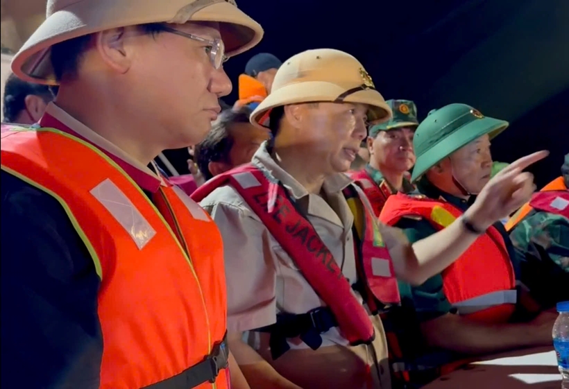 Phó Thủ tướng Chính phủ Trần Hồng Hà cùng các lãnh đạo tỉnh Quảng Ninh trực tiếp chỉ đạo tại hiện trường.