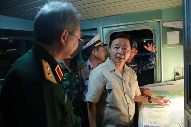 Phó Thủ tướng Trần Hồng Hà trực tiếp có mặt chỉ đạo công tác tìm kiếm, cứu hộ, cứu nạn các du khách và thuyền viên gặp nạn - Ảnh: VGP/Minh Khôi