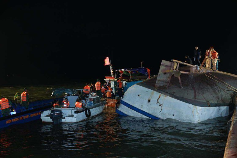 Các lực lượng chức năng nỗ lực triển khai công tác tìm kiếm, xác định số nạn nhân còn mất tích, đồng thời nghiên cứu phương án lật tàu trở lại - Ảnh: VGP/Minh Khôi