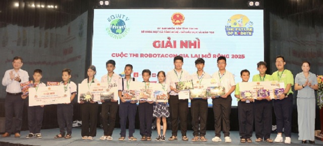 Bà Huỳnh Thúy Vân (bìa phải) trao giải Nhì cho các đội. Ảnh: Th-Minh