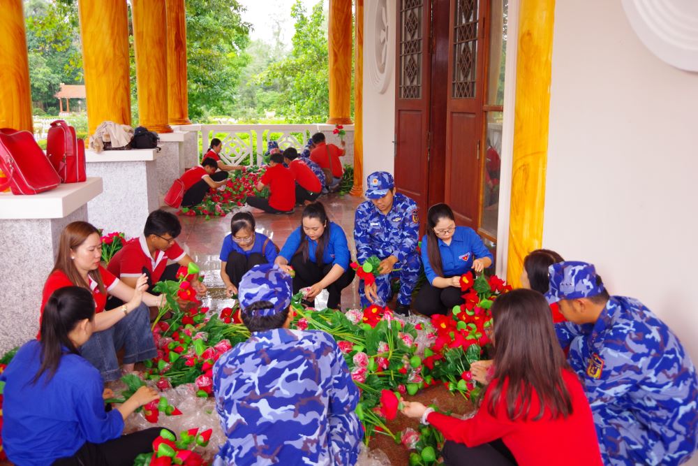 Cán bộ, Đoàn viên thanh niên Hải đoàn 42 tổ chức thăm viếng, tổng dọn vệ sinh tại Nghĩa trang liệt sĩ xã Năm Căn