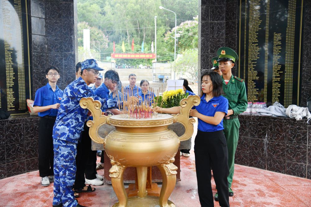 Cán bộ chiến sĩ thắp hương tại Đài Tưởng niệm Liệt sĩ Nhà tù Phú Quốc (tượng đài Nắm Đấm)