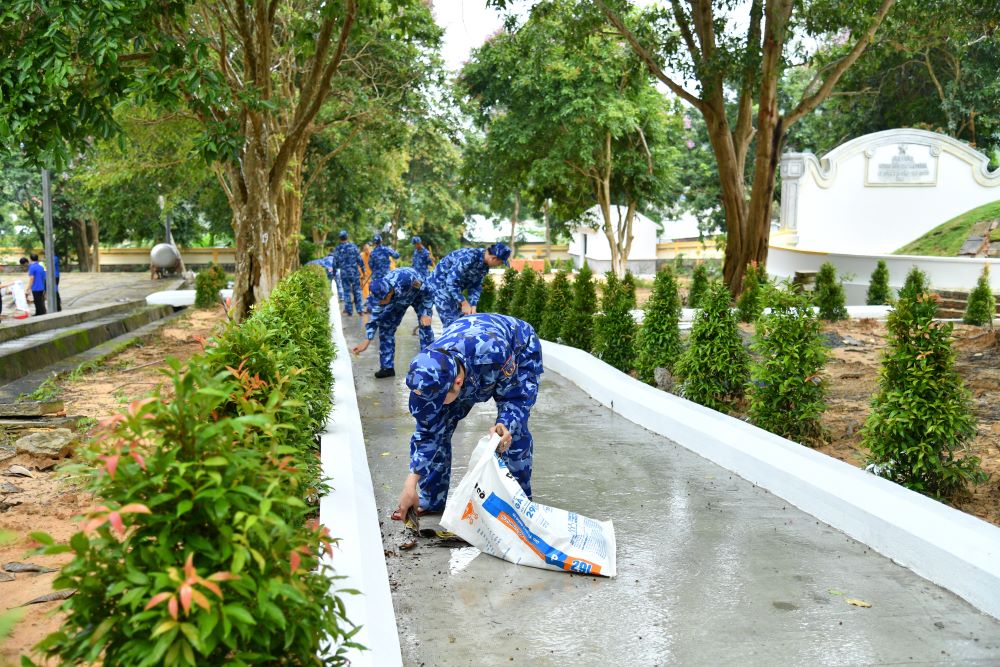 Đoàn viên thanh niên, Hội phụ nữ Bộ Tư lệnh Vùng Cảnh sát biển 4 chỉnh trang, tổng dọn vệ sinh tại Đài Tưởng niệm Liệt sĩ Nhà tù Phú Quốc (tượng đài Nắm Đấm)