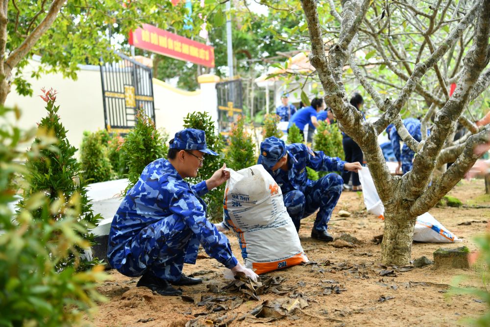 Đoàn viên thanh niên, Hội phụ nữ Bộ Tư lệnh Vùng Cảnh sát biển 4 chỉnh trang, tổng dọn vệ sinh tại Đài Tưởng niệm Liệt sĩ Nhà tù Phú Quốc (tượng đài Nắm Đấm)