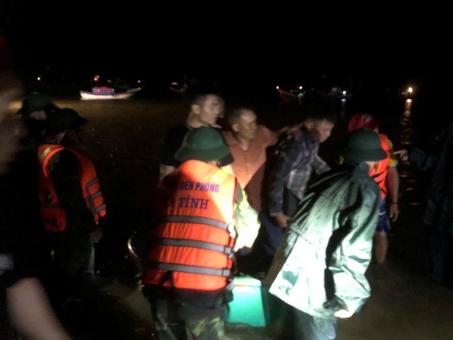 Lực lượng chức năng cứu hộ đưa 30 du khách và 4 thuyền viên vào bờ an toàn.