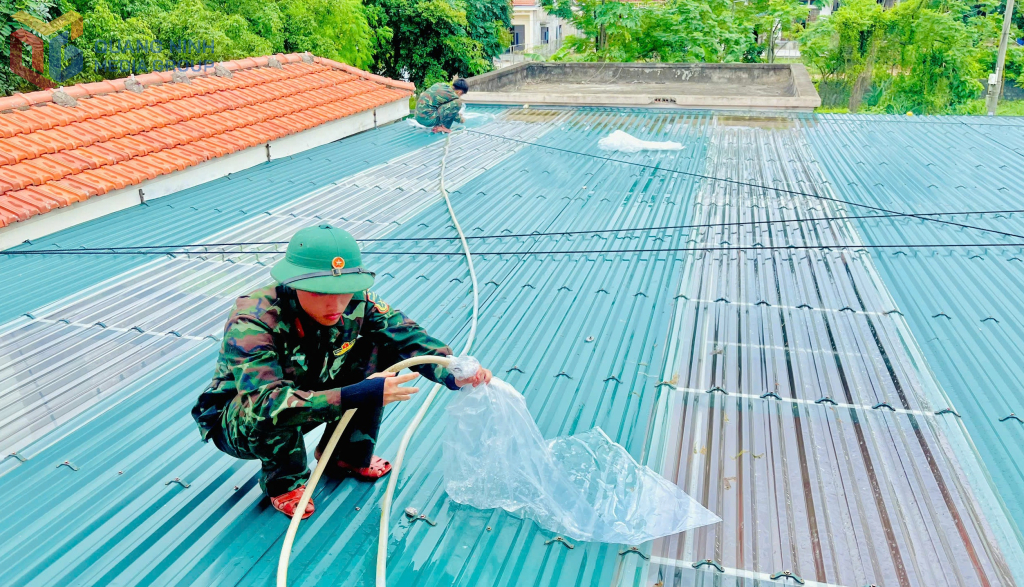 Cán bộ chiến sĩ Đại đội đảo Vĩnh Thực, Ban Chỉ huy Phòng thủ khu vực 1- Quảng Hà hỗ trợ nhân dân trên địa bàn gia cố nhà cửa trước khi cơn bão số 3 đổ bộ.