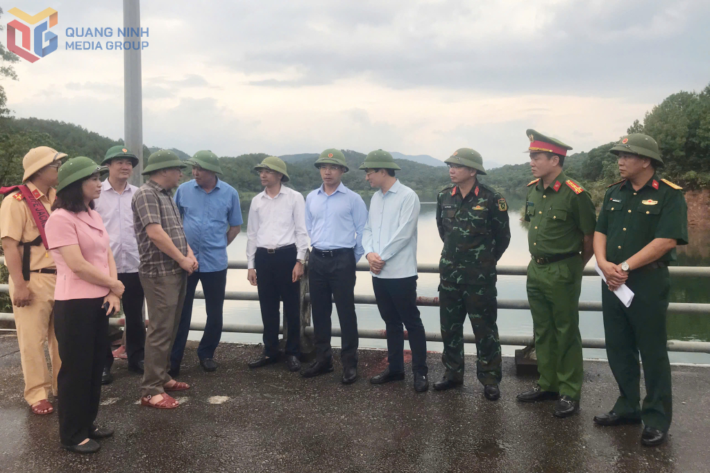 Lãnh đạo tỉnh, Bộ CHQS tỉnh, các sở, ngành chức năng kiểm tra công tác phòng chống bão tại xã Hải Ninh.