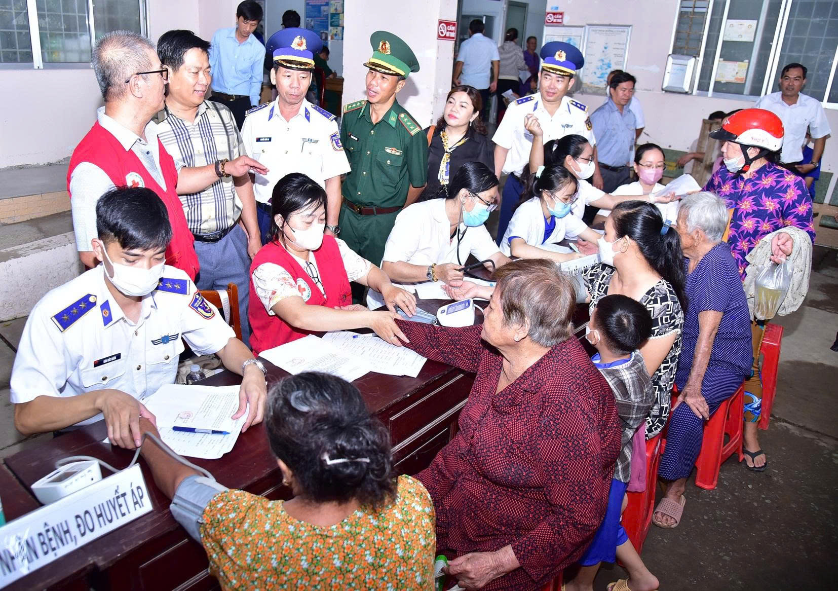Khám bệnh, tư vấn sức khỏe và cấp phát thuốc miễn phí cho gia đình chính sách và ngư dân có hoàn cảnh khó khăn. Khám bệnh, tư vấn sức khỏe và cấp phát thuốc miễn phí cho gia đình chính sách và ngư dân có hoàn cảnh khó khăn.