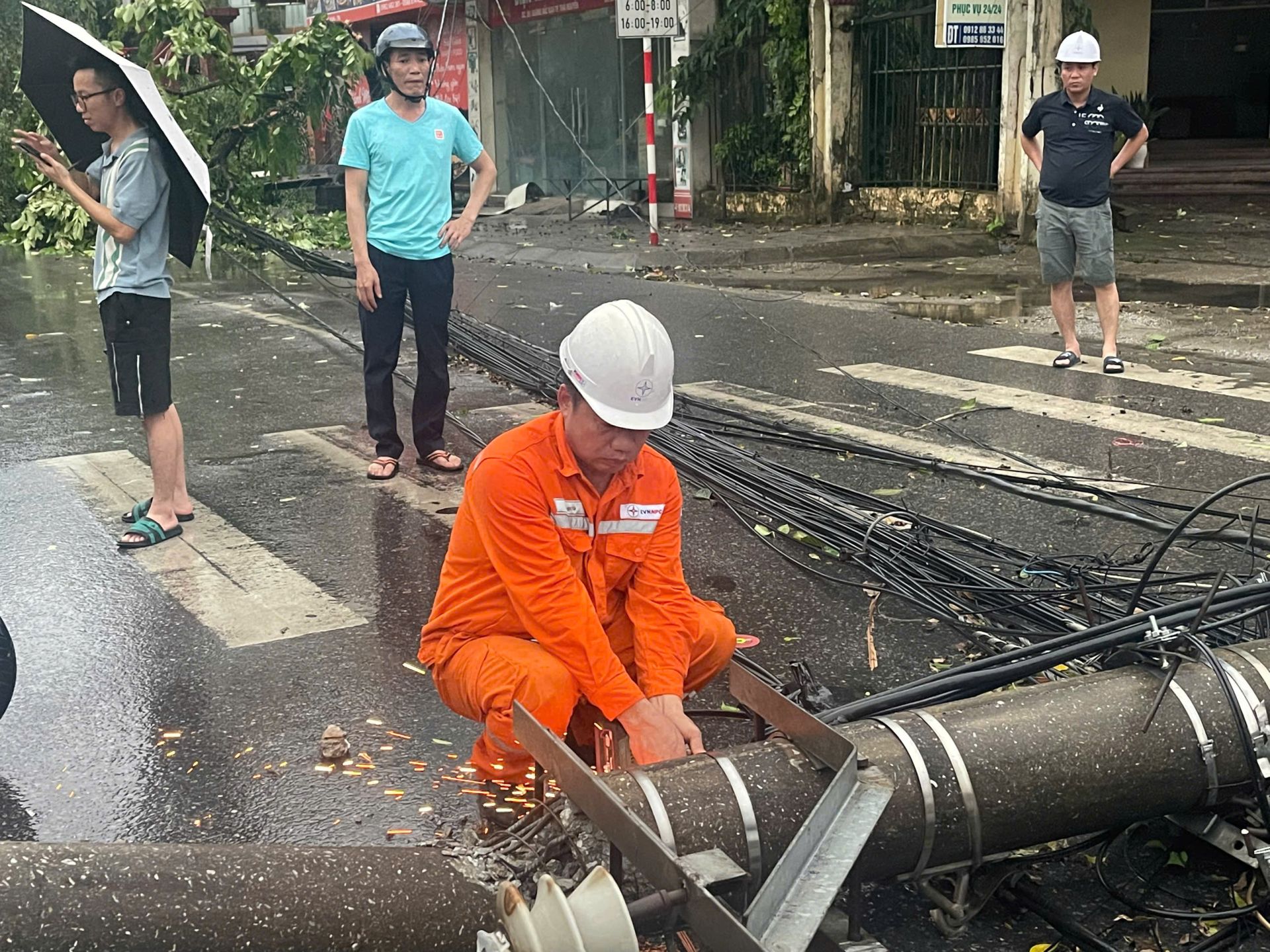 Công ty Điện lực Thái Nguyên khẩn trương khắc phục sự cố do giông lốc