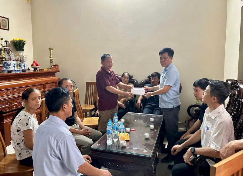 Thăm hỏi, động viên gia đình các nạn nhân vụ lật tàu ở Quảng Ninh