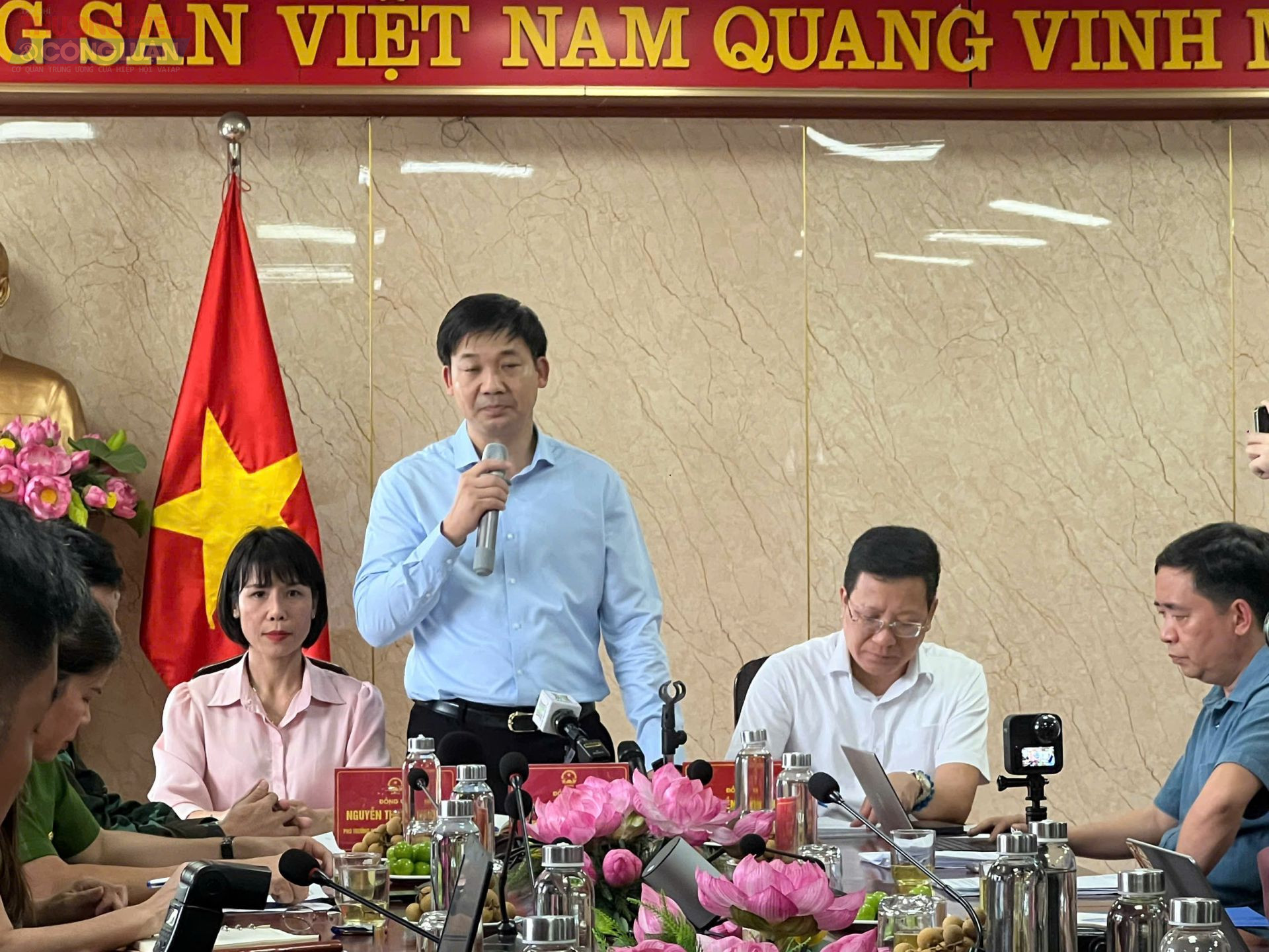 Ông Nguyễn Văn Công, Phó Chủ tịch UBND tỉnh thông tin với báo chí.