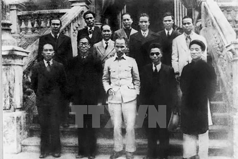 Chủ tịch Hồ Chí Minh cùng một số thành viên Chính phủ Cách mạng lâm thời sáng ngày 2/9/1945 tại Hà Nội (Ảnh: TTXVN).