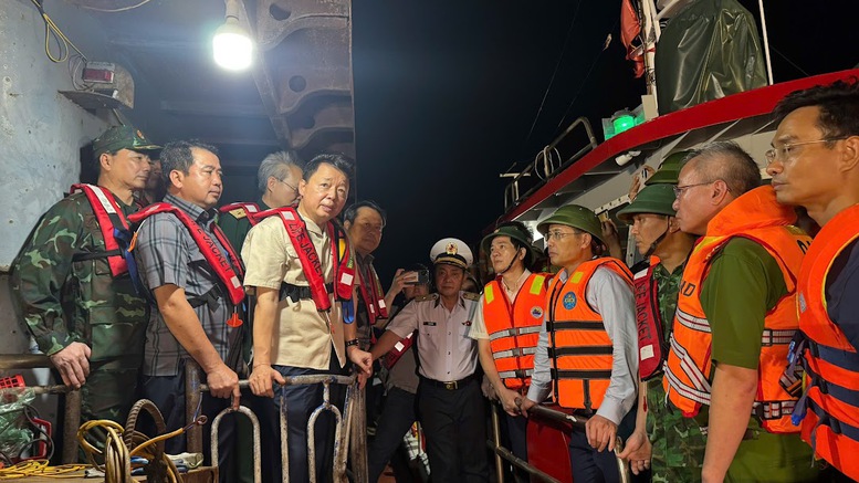 Phó Thủ tướng Trần Hồng Hà nghe các lực lượng chức năng báo cáo tại hiện trường - Ảnh: VGP/Minh Khôi