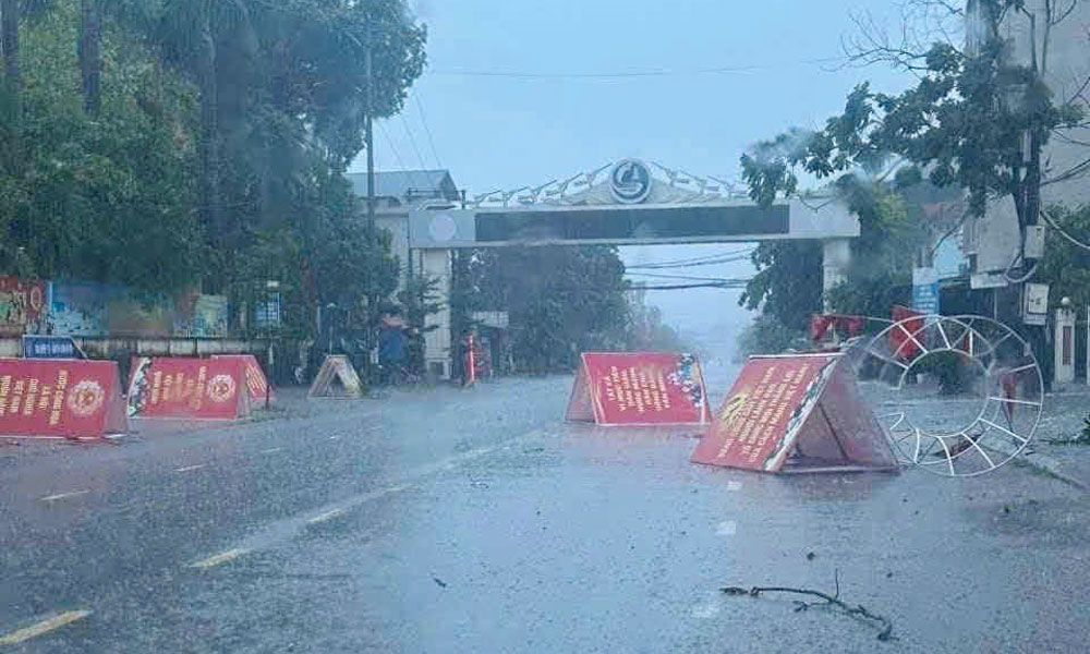 Nhiều bảng, biển báo bị gió cuốn bay ra đường tại xã Đại Sơn.