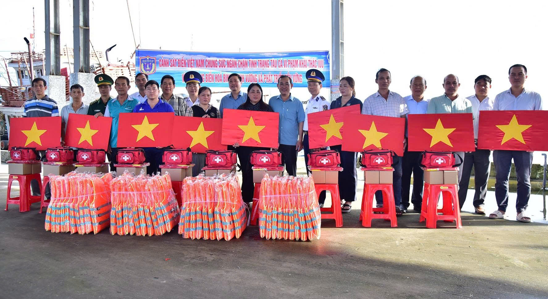 Bộ Tư lệnh Vùng Cảnh sát Biển 3 đồng hành cùng ngư dân tỉnh Vĩnh Long
