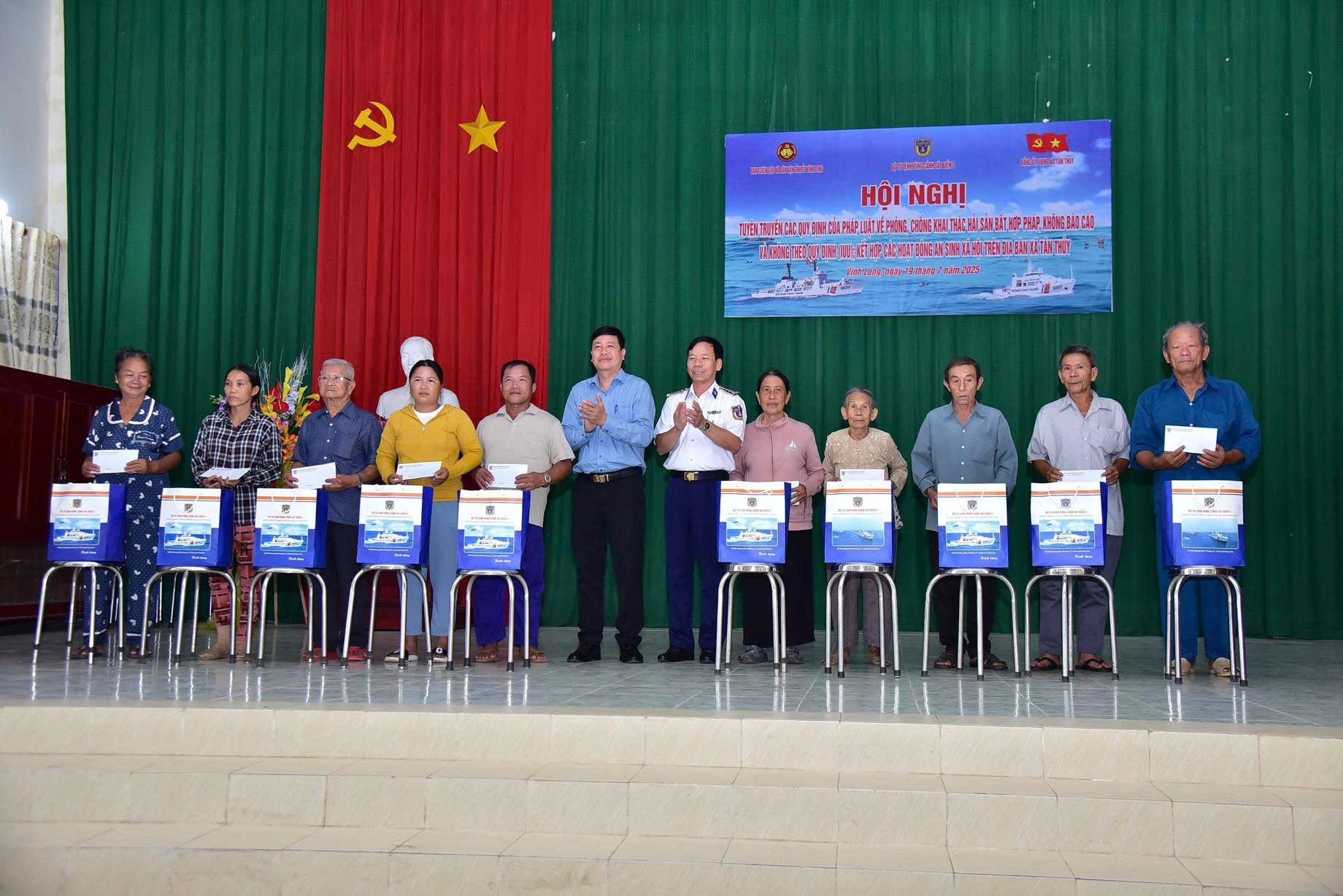 Tặng quà gia đình chính sách và ngư dân có hoàn cảnh khó khăn. Tặng quà gia đình chính sách và ngư dân có hoàn cảnh khó khăn.