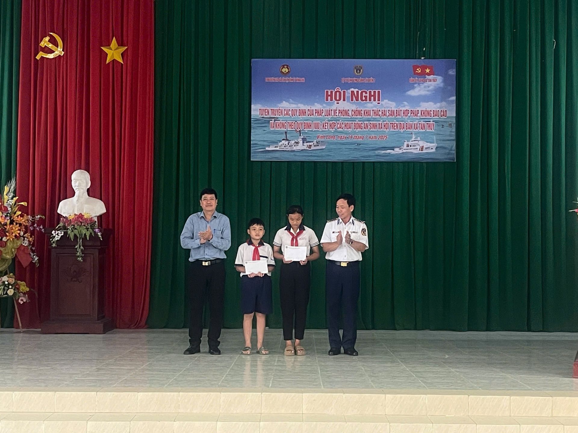 Trao đỡ đầu cho 2 em học sinh cấp 1, cấp 2.