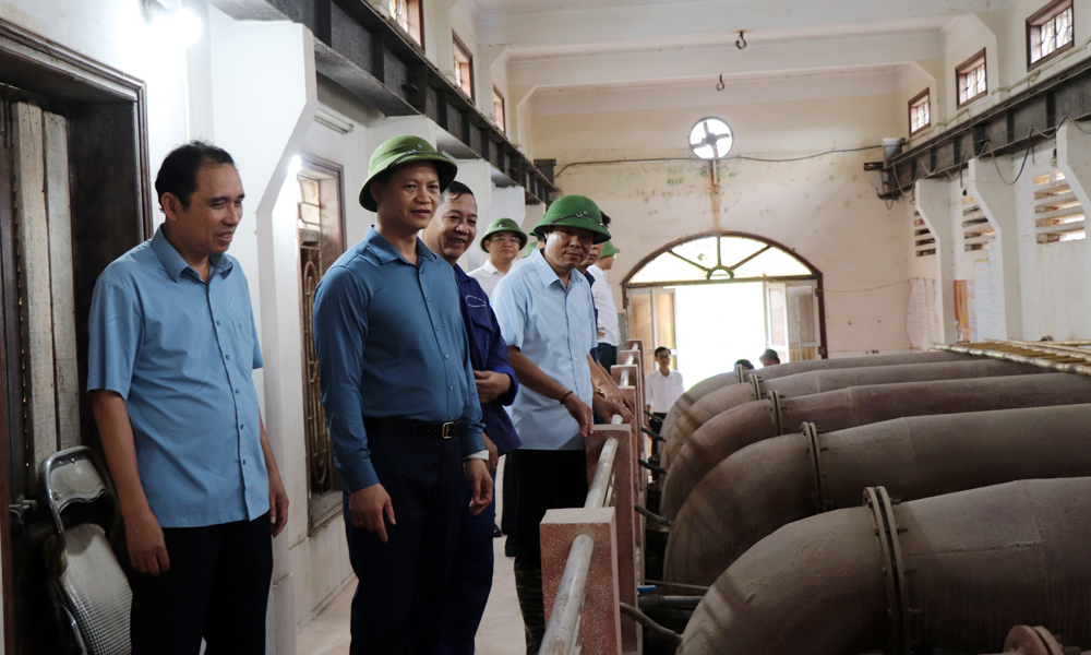 Đồng chí Vương Quốc Tuấn - Chủ tịch UBND tỉnh kiểm tra tại trạm bơm Quang Biểu vào chiều 20-7. Đồng chí Vương Quốc Tuấn - Chủ tịch UBND tỉnh kiểm tra tại trạm bơm Quang Biểu vào chiều 20-7.
