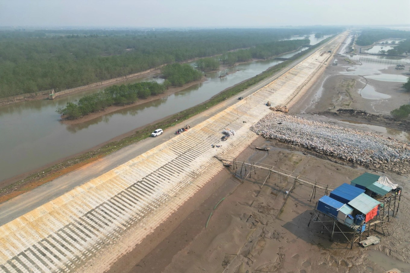 Tuyến đê Bình Minh 4 ở Ninh Bình được xây dựng chắc chắn để phòng chống thiên tai