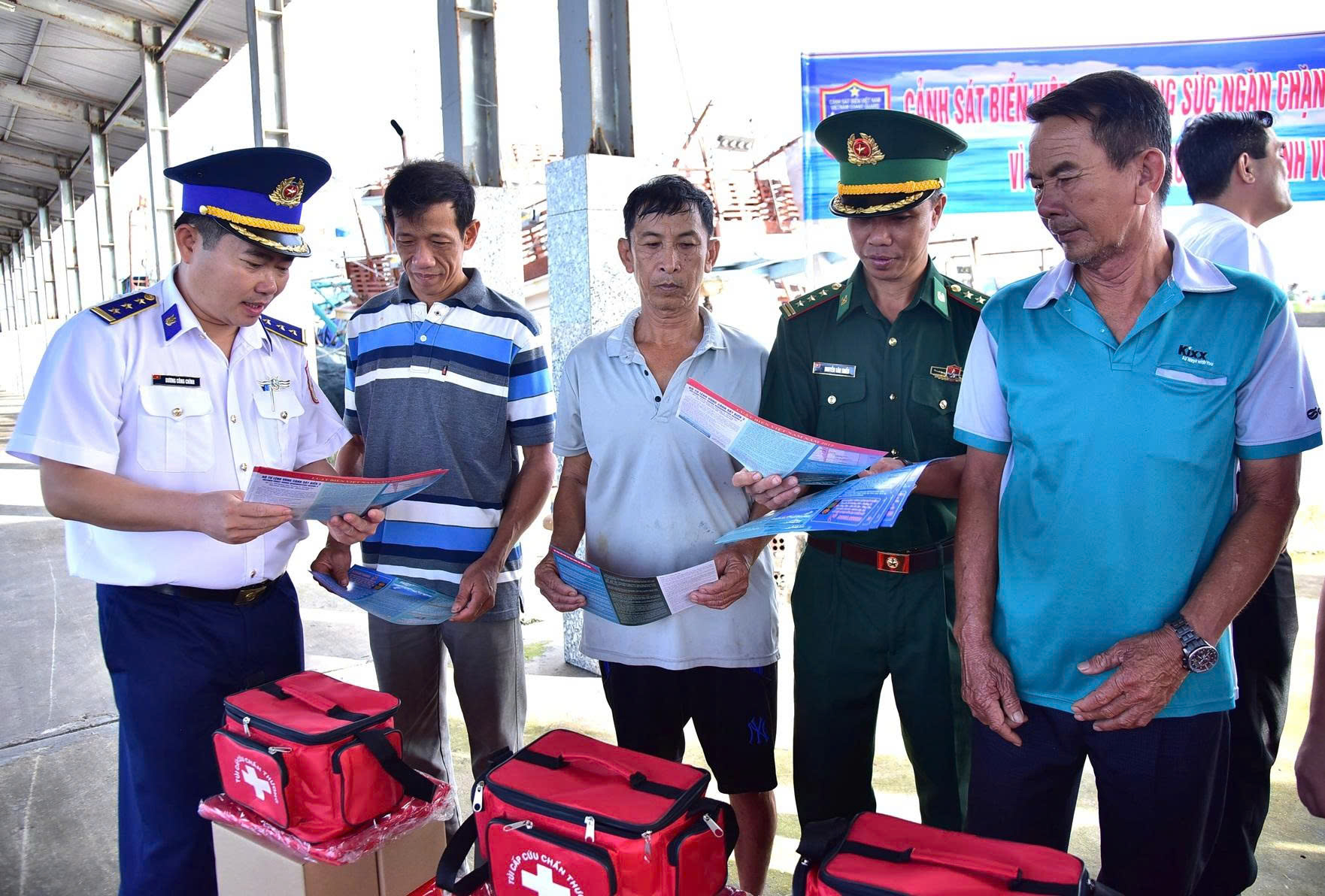 Phát tờ rơi tuyên truyền pháp luật về biển, đảo cho ngư dân Vĩnh Long. Phát tờ rơi tuyên truyền pháp luật về biển, đảo cho ngư dân Vĩnh Long.