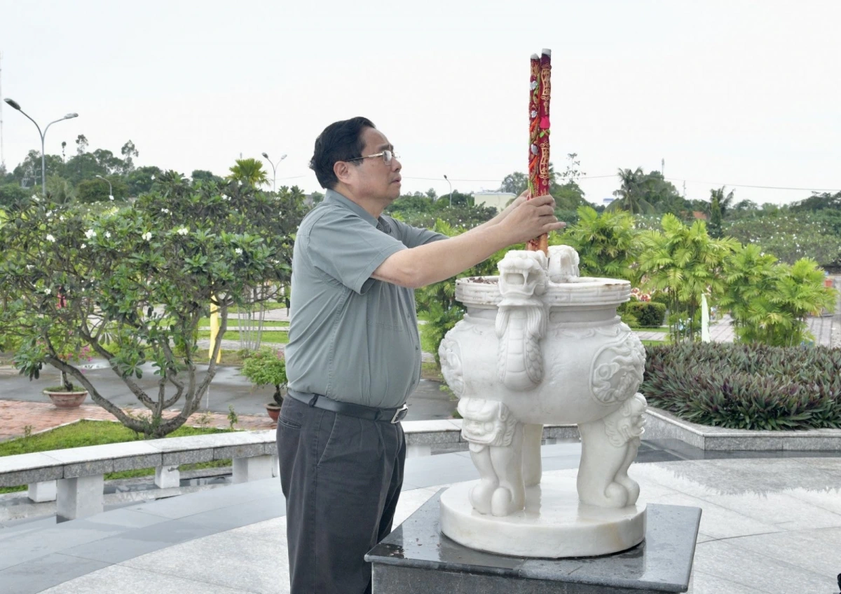 Thủ tướng Phạm Minh Chính và đoàn tới viêng tại Nghĩa trang liệt sĩ tỉnh An Giang