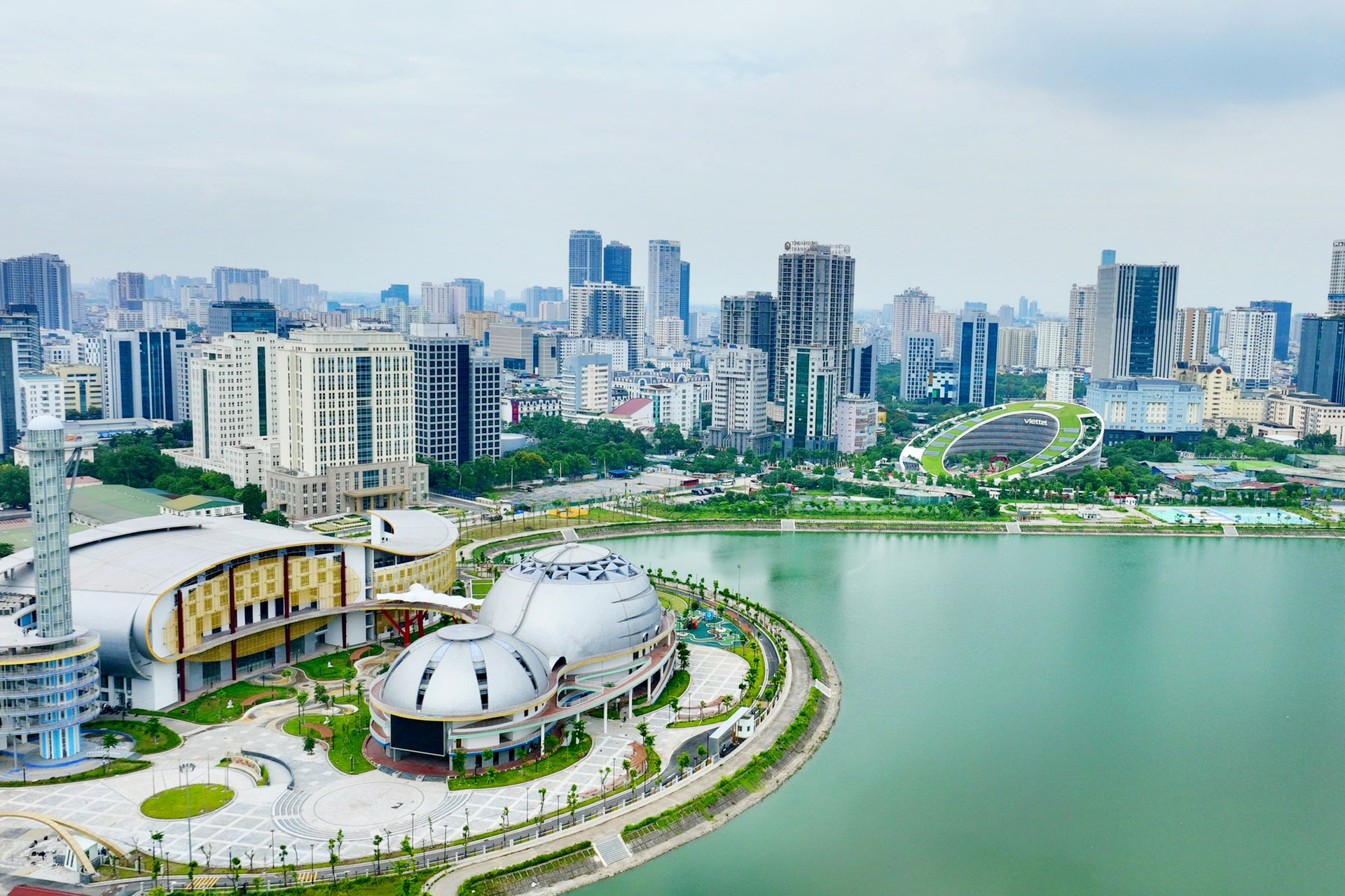Với triết lý ngoại giao linh hoạt, uyển chuyển, nước ta đã giữ vững môi trường hòa bình, ổn định làm điểm tựa cho công cuộc kiến tạo, phát triển đất nước ngày càng giàu đẹp, văn minh, hiện đại. Ảnh Quang Thái.