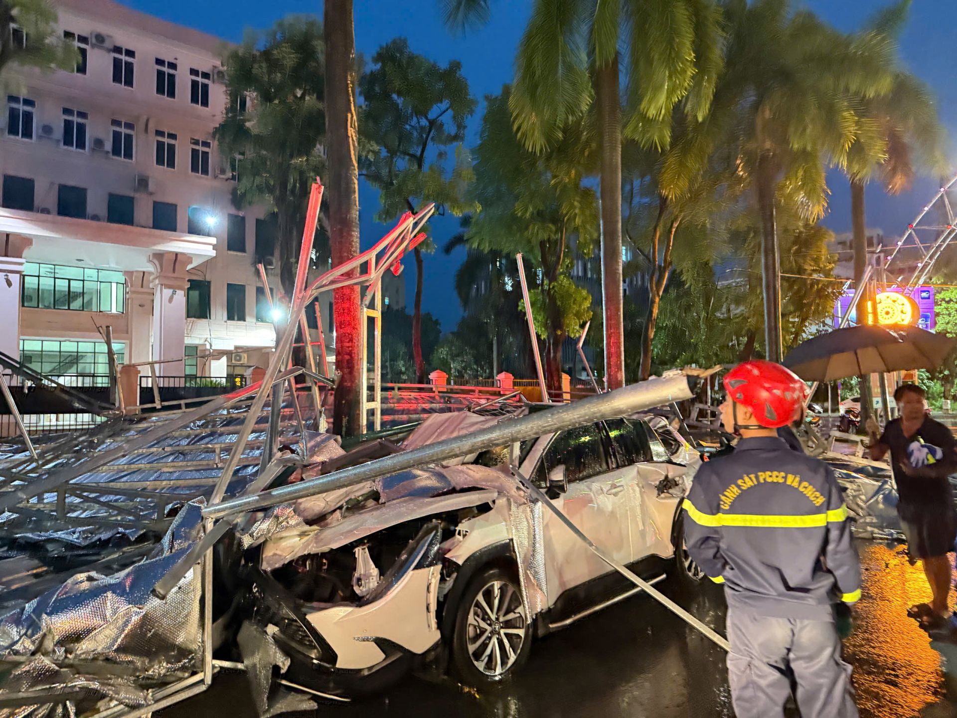 Mưa gió lớn chiều tối 19/7 làm tốc mái tôn của một toà nhà và rơi xuống khu vực đại lộ Lê Lợi, phường Hạc Thành.