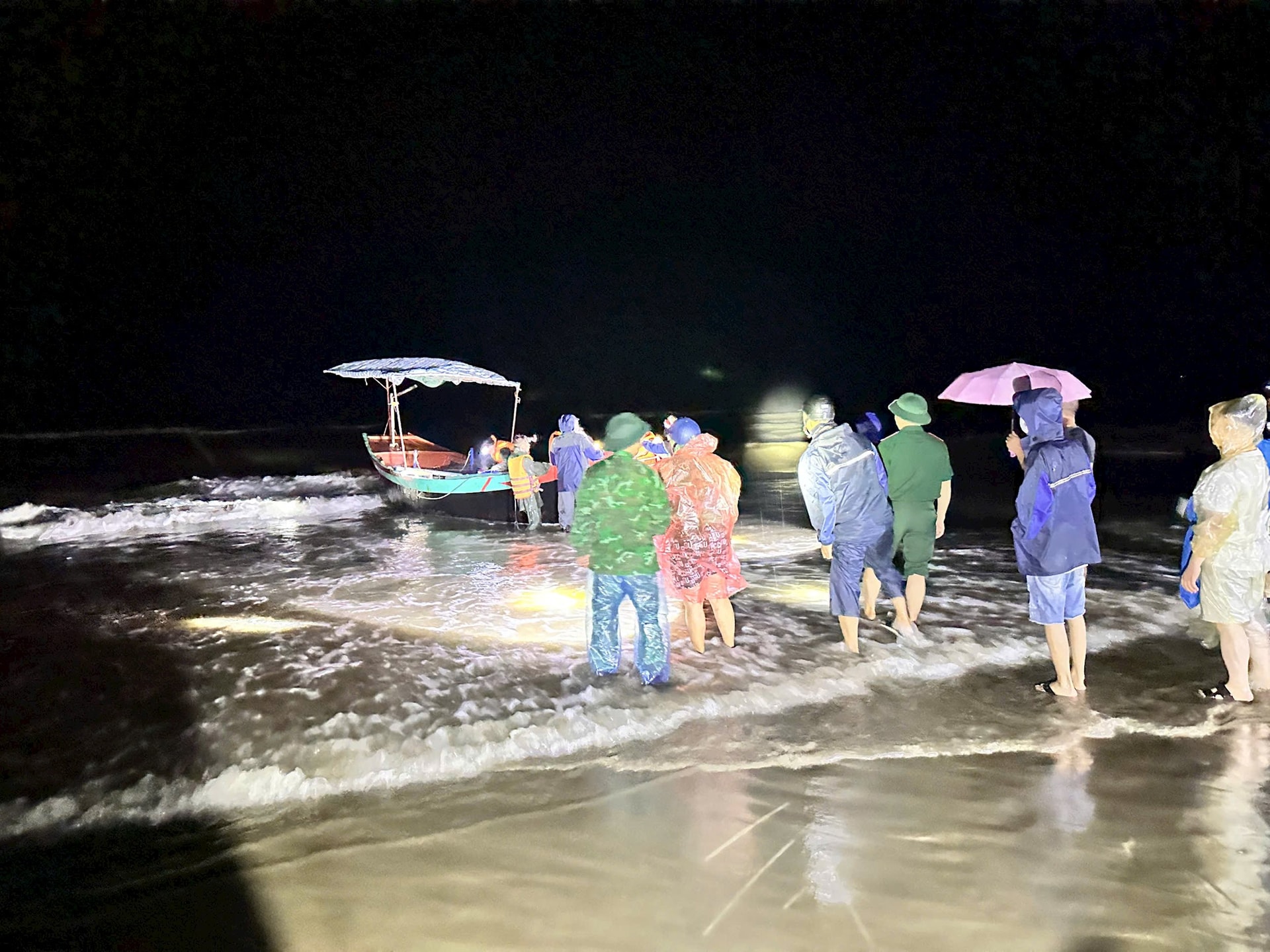 trong đêm 19/7, gió giật mạnh, sóng lớn cũng đã làm lật úp 6 thuyền đánh cá dưới 8 mét của ngư dân xã Tiên Điền và Cổ Đạm.