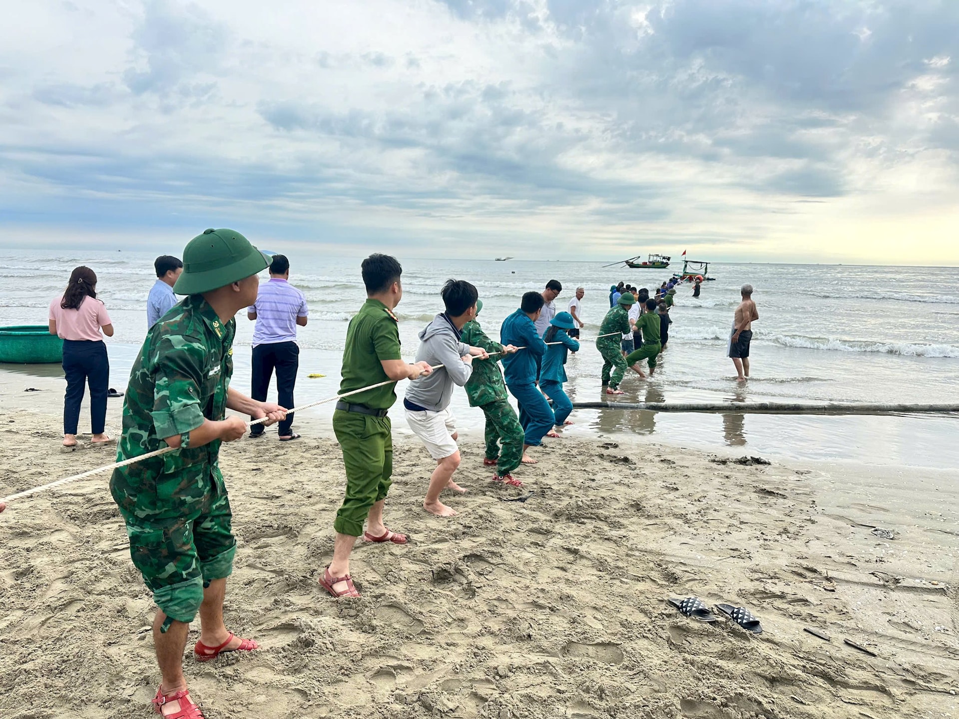 Lực lượng phối hợp kéo tàu thuyền lên vào rạng sáng 20/7. Ảnh: BĐBP.