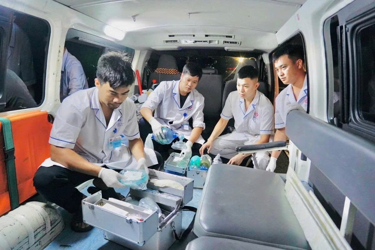 Lực lượng y tế Quảng Ninh ứng cứu các nạn nhân vụ lật thuyền ở Hạ Long. Ảnh y tế Quảng Ninh Lực lượng y tế Quảng Ninh ứng cứu các nạn nhân vụ lật thuyền ở Hạ Long. Ảnh y tế Quảng Ninh