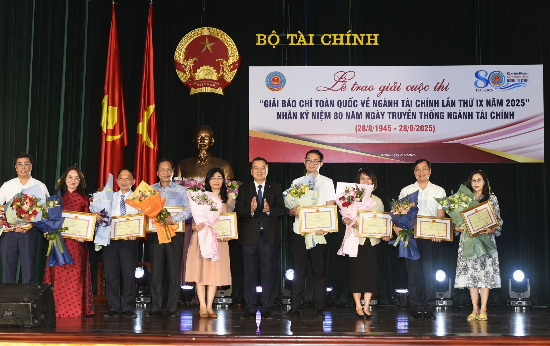 9 tập thể cơ quan báo chí có thành tích tiêu biểu vào thành công của cuộc thi và đóng góp tích cực vào kết quả công tác thông tin – tuyên truyền về lĩnh vực tài chính – đầu tư cũng đã vinh dự được nhận Bằng khen của Bộ trưởng Bộ Tài chính