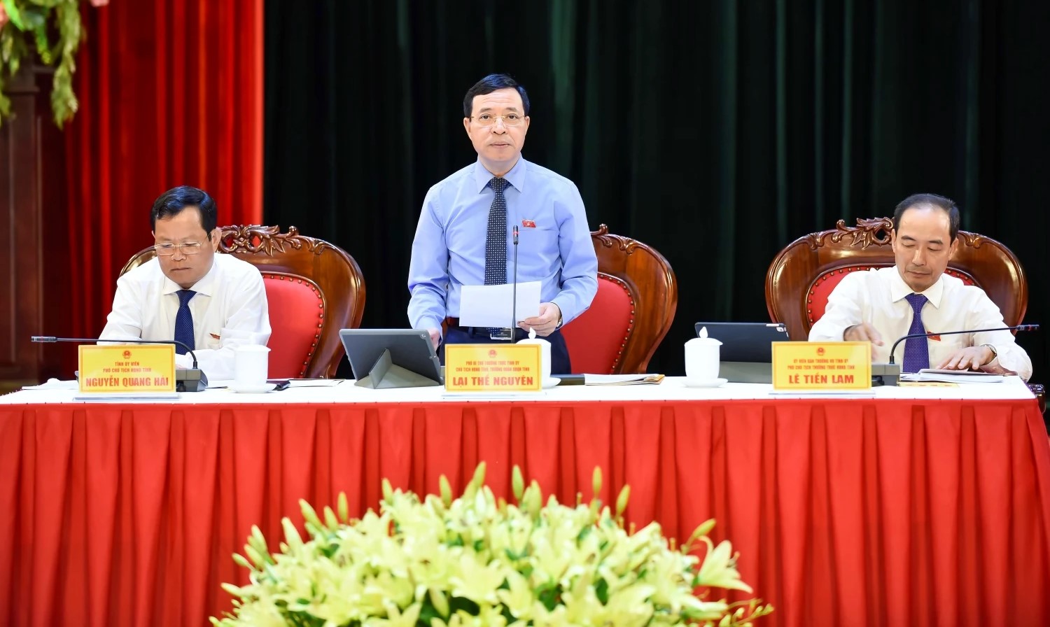 Chủ tọa điều hành phiên thảo luận.