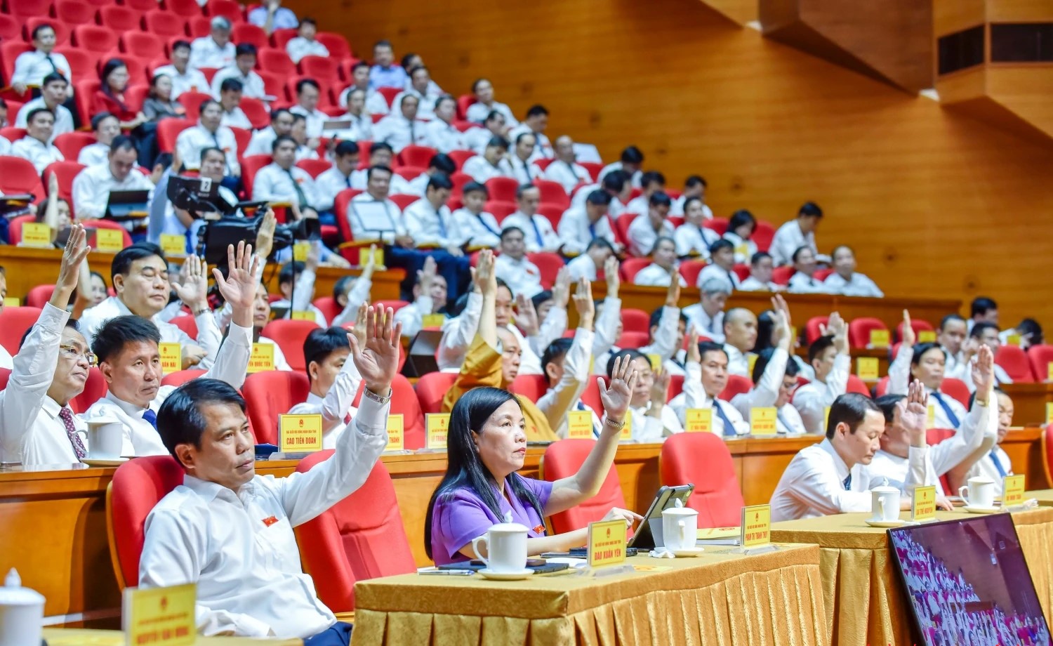 Các đại biểu HĐND tỉnh biểu quyết thông qua 27 nghị quyết tại Kỳ họp.