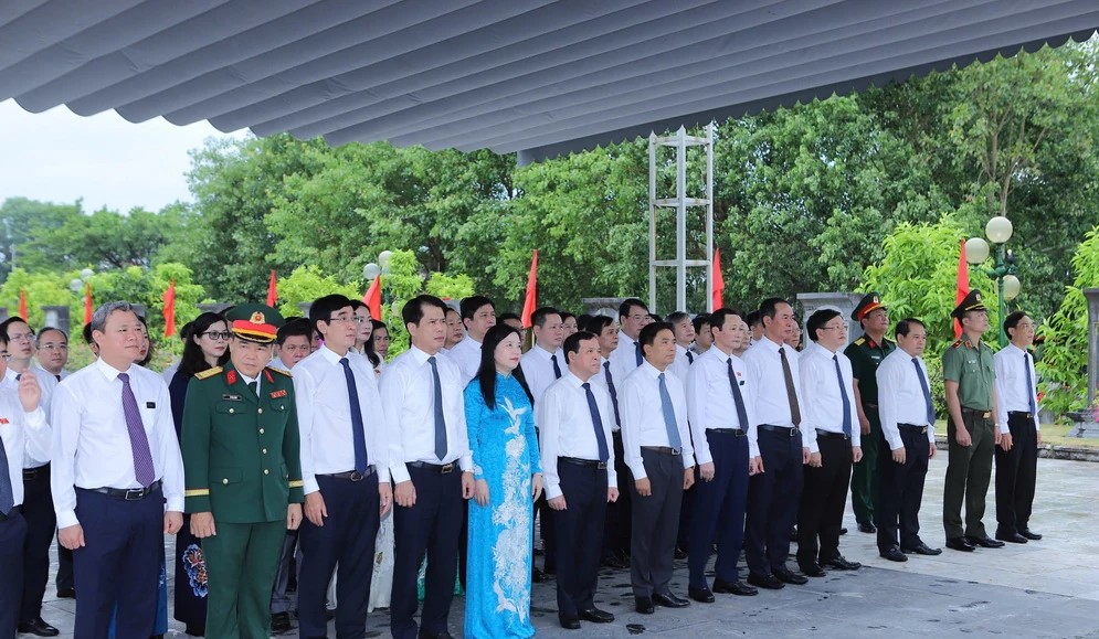 Đoàn đại biểu Tỉnh ủy, HĐND, UBND, Ủy ban MTTQ tỉnh dâng hoa, dâng hương tại Nghĩa trang liệt sỹ Hàm Rồng.