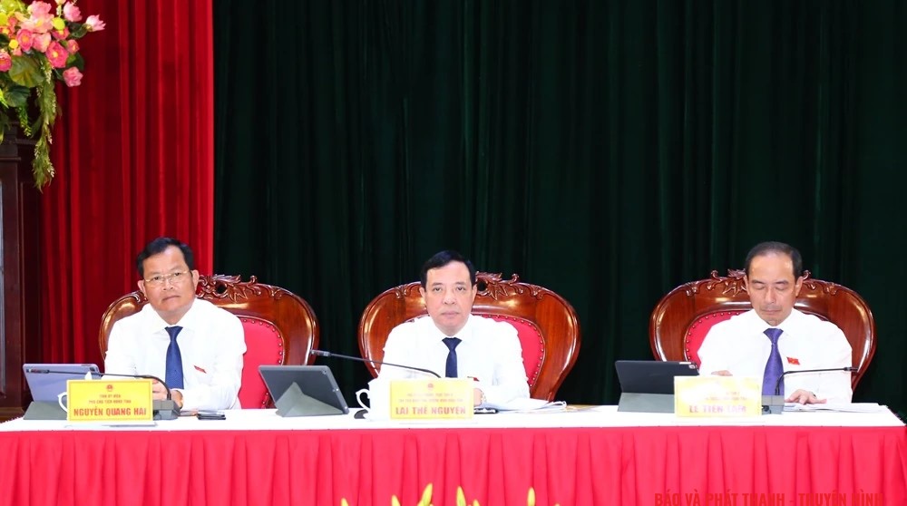 Đoàn chủ tọa kỳ họp.