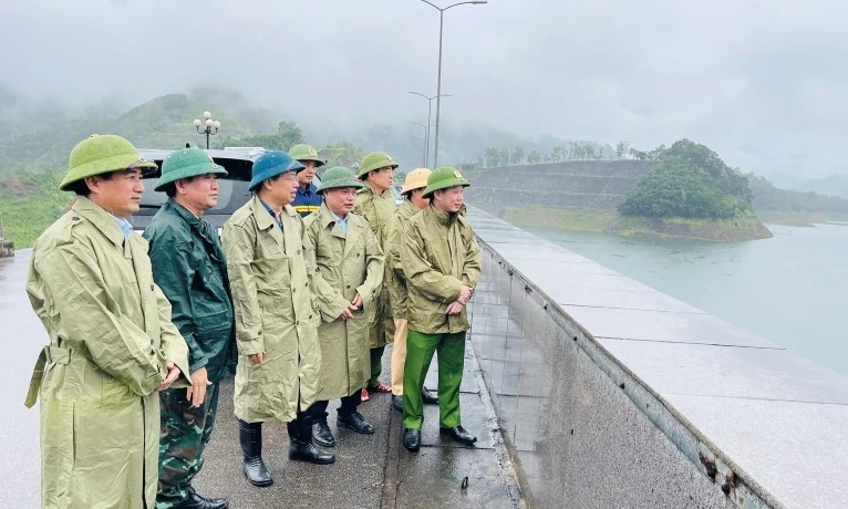 Đoàn công tác kiểm tra hồ chứa nước Cửa Đạt. Đoàn công tác kiểm tra hồ chứa nước Cửa Đạt.