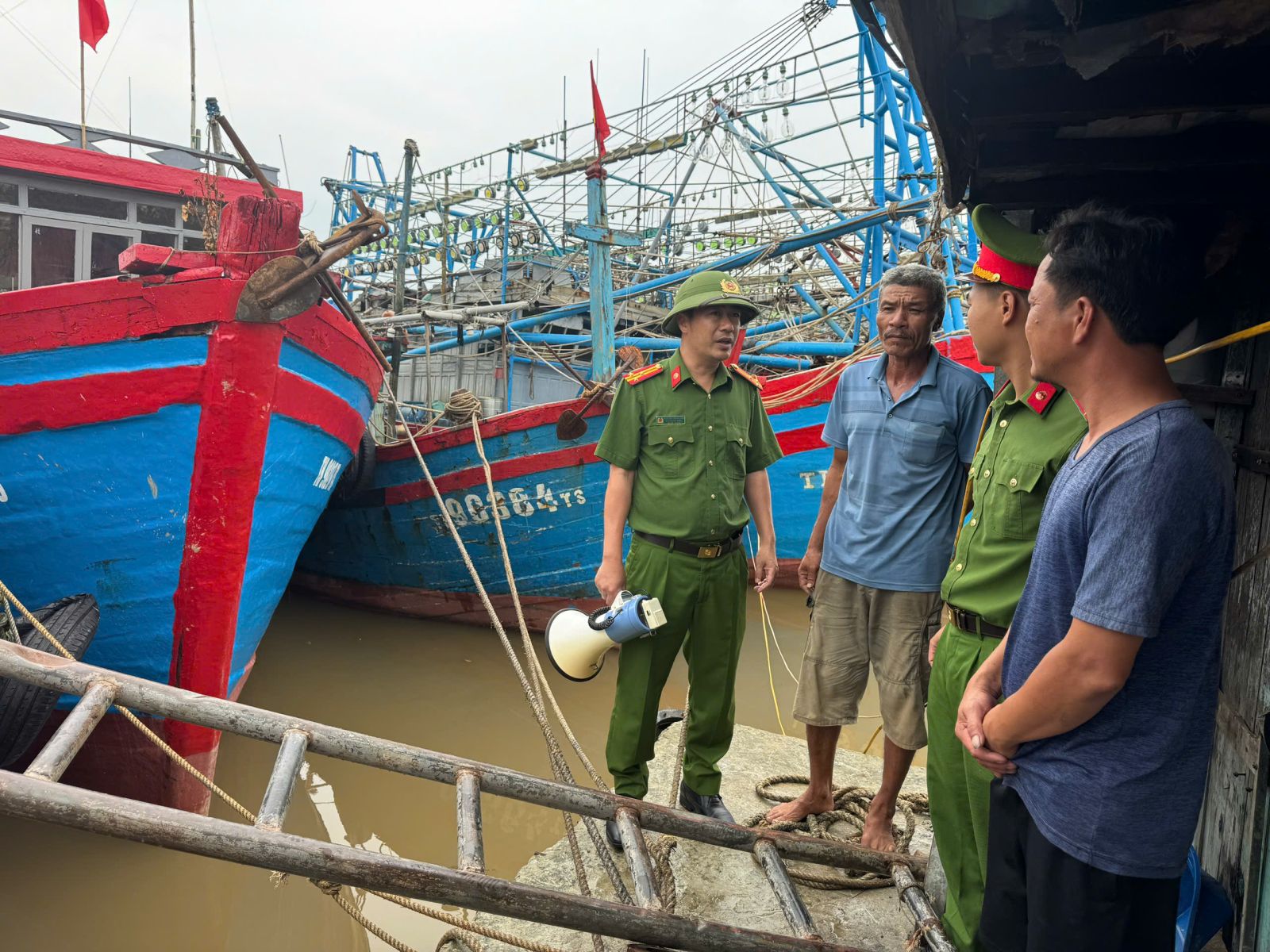 Công an xã Vạn Lộc kêu gọi tầu thuyền vào bờ tránh bão an toàn Công an xã Vạn Lộc kêu gọi tầu thuyền vào bờ tránh bão an toàn